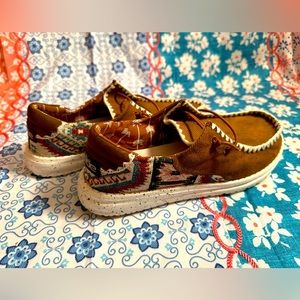 Aztec Hey Dudes, size 7